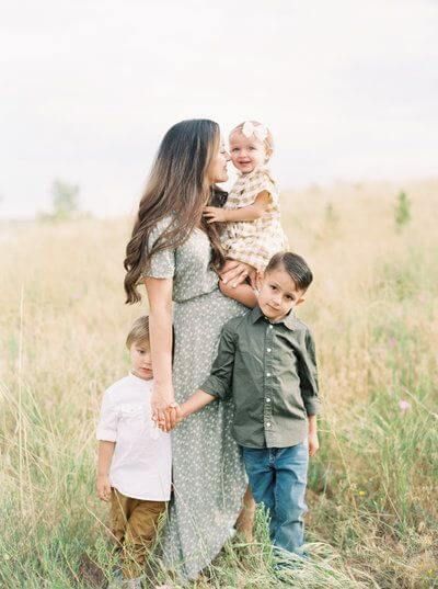 Holly Photography, Easy Quotes, Spring Family Pictures, Family Photography Outfits, Family Portrait Outfits, Summer Family Pictures, Family Photo Colors, Quotes Relatable, Family Photoshoot Poses