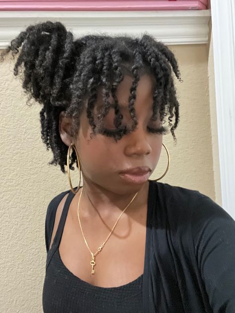 Mini Twists Short Hairstyles, Twists With Bangs For Black Women, Mini Twists With Bangs, Short Natural Braided Hairstyles, 80s Black Hairstyles, Cute African Hairstyles, Twists With Bangs, Twist With Bangs, Short Mini Twist Hairstyles