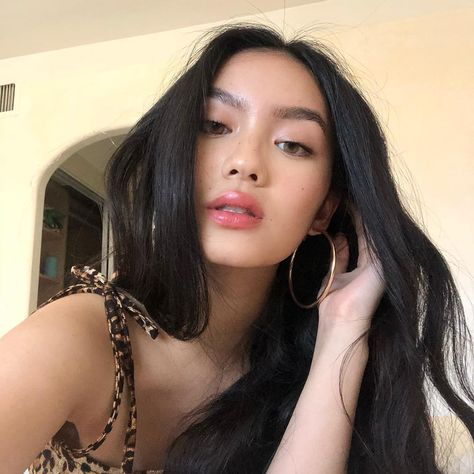 𝐉𝐄𝐒𝐒𝐈𝐂𝐀 𝐕𝐔 on Instagram: “freckle fiesta ☄️ swipe for products” Jessica Vu, Do Selfie, Celebrity Casual Outfits, Selfie Inspo, Self Portrait Poses, Pretty Selfies, Girls Makeup, Girl Icons, Beauty Photography