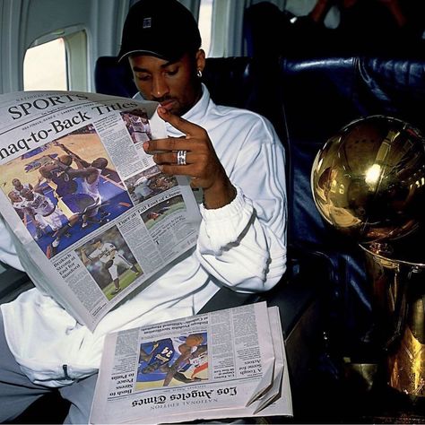 Kobe reading newspaper on plane about Shaq Shin Nana, Lakers Championships, Bryant Lakers, Kobe & Gigi, Kobe Bryant Pictures, Kobe Bryant Wallpaper, Basketball Photography, Nba Pictures, Baby G