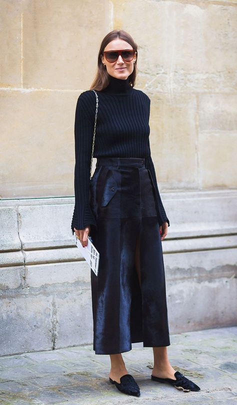 Team your ribbed turtleneck with a satin skirt for the ultimate low-key party look. How To Wear Turtleneck, Outfit Nero, Thanksgiving Dinner Outfit, All Black Outfits For Women, Style Casual Chic, Rock Outfit, Easy Winter Outfit, Winter Outfits For Work, All Black Outfit