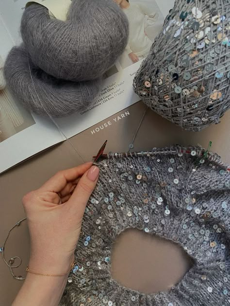 Crochet Silver, Crochet Sweater Design, Woolen Craft, Crochet Fashion Patterns, Knitting Tutorial, Embroidery And Stitching, Knit Fashion, Knitting Inspiration, Yarn Crafts