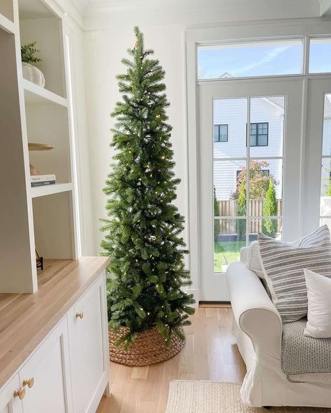 Small Apartment Christmas Tree, Narrow Christmas Tree, Corner Christmas Tree, Natal Natural, Christmas Tree Decorating Ideas, Tree Decorating Ideas, Christmas Tree Base, Christmas Decorations Apartment, Slim Tree