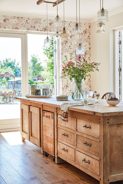 Vintage Kitchen Island, Vintage Home Kitchen, Antique Kitchen Island, Country Kitchen Island, Top Kitchen Trends, Freestanding Kitchen Island, Wood Island, Farmhouse Kitchen Island, Vintage Farmhouse Style