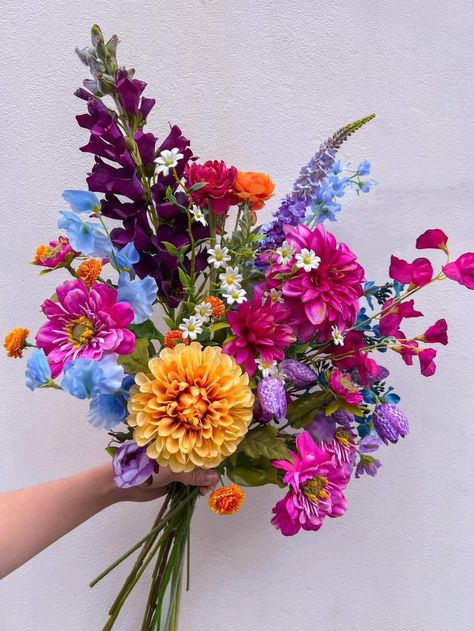 Wedding Bouquets Multicolor, Multicolor Flower Wedding, Bouquet Of Flowers Aesthetic Wedding, Types Of Spring Flowers, Wedding Flower Arrangements Colorful, Bridal Floral Arrangements, Colorful Spring Wedding Bridesmaids, Bright Floral Bouquets, Sunset Floral Arrangement