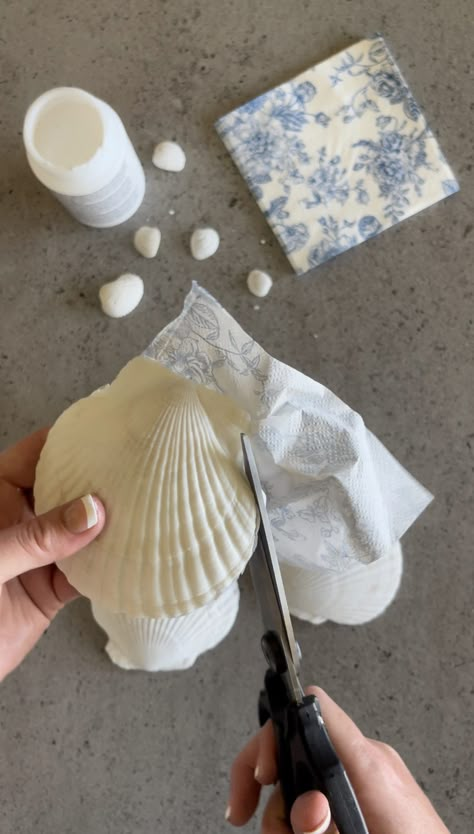 Seashell Ideas Decorations, Clam Shell Art Projects, Beach Shell Crafts Diy, She’ll Trinket Dish, Shell Frames Diy Seashell Crafts, Clam Shell Crafts Diy Ideas, Seashell Crafts Aesthetic, Things To Do With Sea Shells Artwork, Seashell Craft Ideas