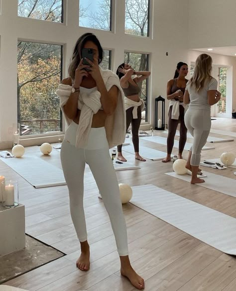 White Yoga Outfit, White Yoga Pants Outfit, Pilates Class Outfit, Barre Outfit Ideas, Pilates Event, Pilates Aesthetic Outfits, Yoga Outfit Aesthetic, Pilates Princess Outfit, Princess Outfit Ideas