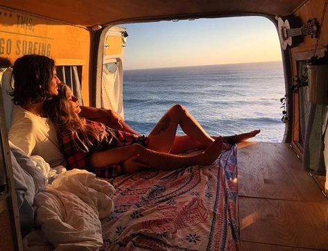 Sleeping in front of the ocean and waking up to the sound of the waves is a routine we will never get tired of. 🌊 🌅 ------------ Dormir en… Van Life Aesthetic, Dream Dates, Image Couple, Kombi Home, Van Living, Travel Van, Romantic Honeymoon, Camper Life, Honeymoon Travel