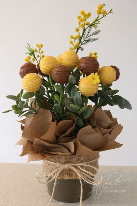 My kind of centerpiece. Yellow Cake Pops, Macaron Pistache, Flower Cake Pops, Party Decorations Graduation, Cake Pop Bouquet, Cake Pop Displays, Vintage Party Decorations, Edible Bouquets, Christmas Cake Pops