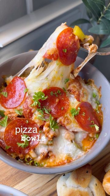 Turkey Pepperoni Recipes, Heathly Lunch, Bell Pepper Pizza, Pizza Bowls, Sailor Bailey, Pepperoni Recipes, Healthy Vibes, Oregano Salt, Pizza Bowl