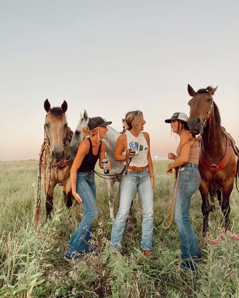 Places To Travel With Friends, Usa Travel Bucket List, Vacation Places In Usa, Country Girl Aesthetic, Country Best Friends, Foto Cowgirl, Western Photoshoot, Cowgirl Pictures, Country Girl Life