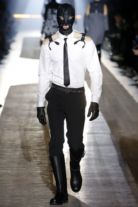 Weird Fashion Trending, Sci Fi Fashion, Moschino Men, Preppy Mens Fashion, Mens Boots Fashion, Vogue Uk, Weird Fashion, Mens Fashion Fall, Black Mask