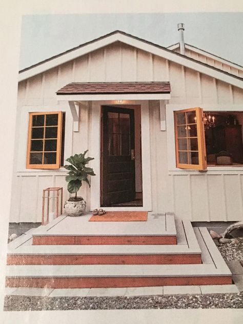 Love the steps. Modern Beach Cottage, Beach Chic Decor, Cottage Makeover, Beach House Exterior, Backyard Beach, Beach Cabin, Cottage Exterior, Tropical Home Decor, Surf Shack