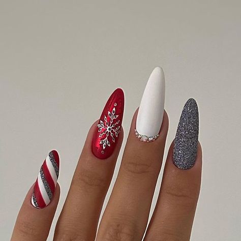 Red And Silver Nails, Nail Art Noel, Holiday Nails Winter, Candy Cane Nails, Magic Nails, Cute Christmas Nails, Christmas Gel Nails, Cute Nail Art Designs, Christmas Nail Art Designs