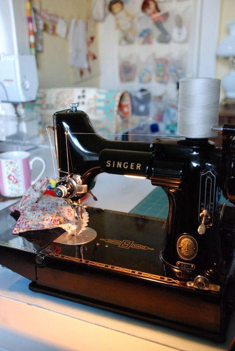 (Visita il nostro sito templedusavoir.org) Sewing Machine History, Stitching Machine, Featherweight Sewing Machine, Bernina Sewing, Vintage Singer, Old Sewing Machines, Antique Sewing Machines, Vintage Sewing Machine, Vintage Sewing Machines