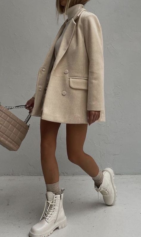 Streetwear Fashion Fall 2023, Tan Skort Outfit, Old Money Going Out Outfit, Walk In The Park Outfit, Shirt Dress Outfit Ideas, European Fall Fashion, German Fashion, White Boots, Mode Inspo