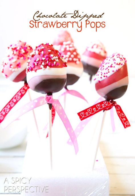 Chocolate Dipped Strawberry Pops via @spicyperspectiv in Schokolade getauchte Erdbeer Lolies Strawberries On A Stick, Dipped Strawberries, Valentines Day Chocolates, Valentines Day Desserts, Chocolate Dipped Strawberries, Valentines Day Food, Strawberry Dip, Valentine's Day Recipes, Valentines Day Treats