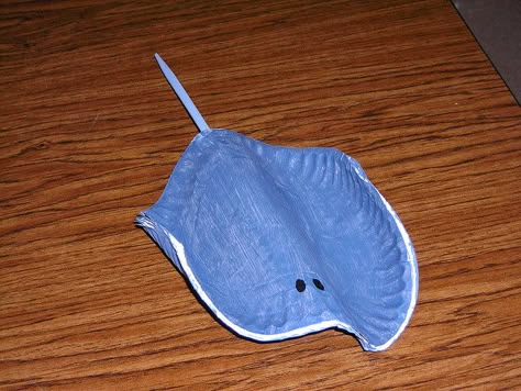 Paper plate stingray craft. On the underside, draw the skeleton and learn how it functions. Stingray Craft, 3s Preschool, Kindergarten Promotion, Preschool Ocean, Ocean Theme Preschool, Ocean Projects, Ocean Unit, Sea Crafts, Under The Sea Theme