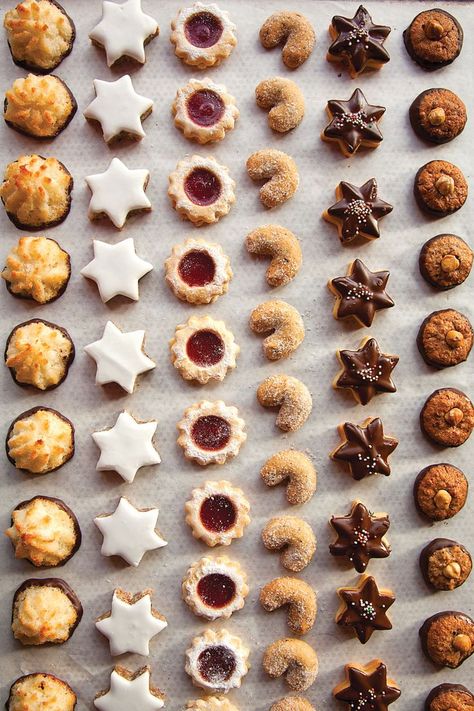 German Christmas Cookies--Kokosmakronen (Chocolate Macaroons), Zimtsterne (Cinnamon/Kirsch), Spitzbuben (Raspberry Jam Filled), Vanillekipferl (Aniseseed Crescents), Schokiladen-Butter-plaetzchen (Chocolate Shortbread), and Nusstaler (Chocolate Hazelnut)! بيتي فور, German Christmas Food, German Christmas Cookies, German Cookies, Christmas Biscuits, Sprinkle Cookies, German Christmas, Christmas Cooking, German Food