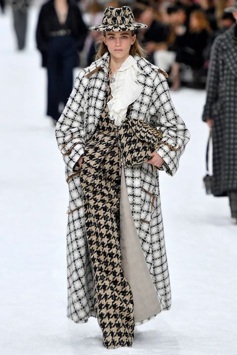 Karl Lagerfeld's Final Chanel Show: See All The Photos | HuffPost Life Chanel Fashion Show, Fashion Week Street Style, Classy Women, Winter Fashion Outfits, Ladies Tops Fashion, Womens Fashion Trends, Daily Fashion, Karl Lagerfeld, Paris Fashion