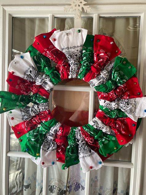 Red, white, and green Bandana Wreath with miniature bell trim. Wreath Crafts, Christmas Bandana Wreath, Crafts With Bandanas, Bandana Wreaths, Acorn Ideas, Seasonal Wreaths Diy, Bandana Wreath, Bandana Crafts, Wreaths Crafts