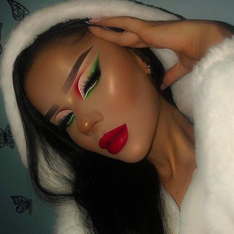 elegant Christmas makeup Creative Christmas Makeup Looks, Creative Christmas Makeup, Holiday Eye Makeup, Christmas Makeup Looks, Xmas Makeup, Make Up Designs, Christmas Eye Makeup, Drag Make-up, Flot Makeup