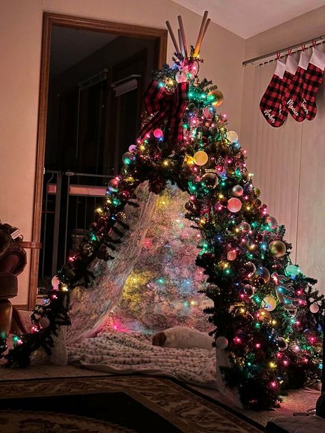 Creative Christmas Trees, Christmas Themes Decorations, Traditional Christmas Tree, Noel Christmas, Christmas Tree Themes, Christmas 2023, Christmas Aesthetic, Christmas Deco, Ideas Christmas