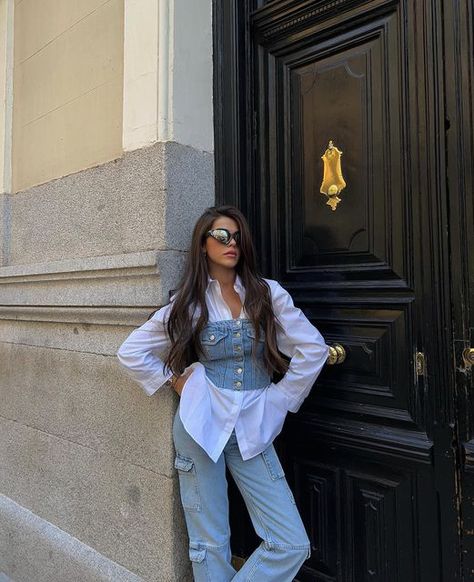 Violeta Mangriñan on Instagram: "🤞🏽" Denim Top Outfit, Legs Outfit, Neat Casual Outfits, Denim Street Style, White Shirt Outfits, Stylish Fall Outfits, Effortlessly Chic Outfits, Paris Outfits, Classy Casual Outfits