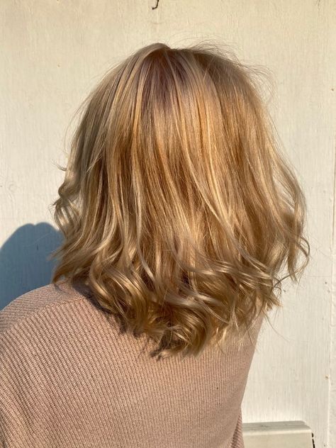 Gold Brown Blonde Hair, Honey Short Hair Color, Gold Highlights On Blonde Hair, Golden Blonde Hair Shoulder Length, Golden Blonde Hair Styles, Short Blonde Hair Honey, Light Golden Highlights, Brass Blonde Hair, Gold Dark Blonde Hair