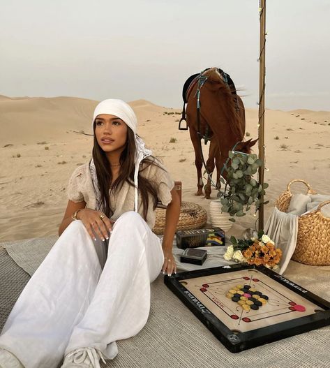 Egypt Outfits Women, Sahara Desert Outfit, Desert Outfit Ideas Dubai, Desert Outfit Ideas, Morocco Travel Outfit, Morroco Marrakech, Dubai Outfits Ideas, Egypt Outfits, Desert Outfit