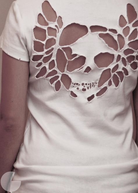 Amazing t-shirt skull cutout tutorial Cut Up T Shirt, T Shirt Tutorial, Diy Skulls, Shirt Tutorial, Skull Tee, Rocker Style, Mötley Crüe, Skull Shirts, Skull Tshirt