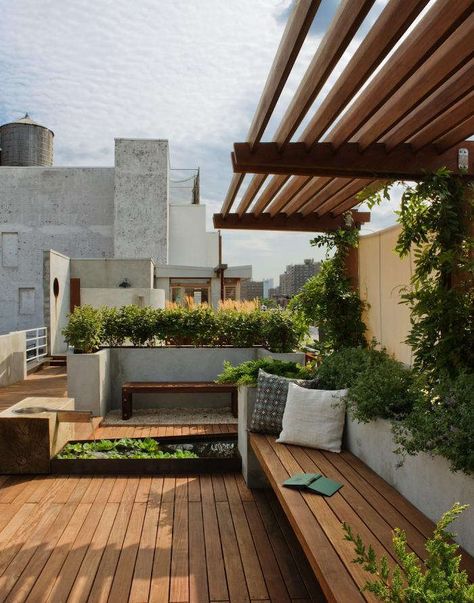 A Manhattan Roof Garden with a Panoramic View Rooftop Patio Design, Roof Garden Design, Built In Sofa, Terrace Garden Design, Rooftop Terrace Design, Rooftop Design, Pergola Design, Patio Garden Design, Rooftop Patio