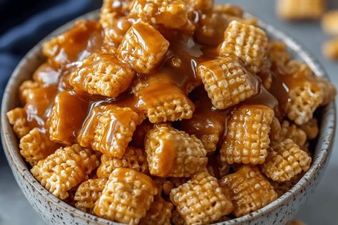 Caramel Crispix: A Sweet & Crunchy Delight! - cookefast.com Easy Caramel Crispix Caramel Crispix Recipe, Crispix Snack Mix Recipe, Crispix Snack Mix, Snack Mix Recipe, Crunchy Caramel, Seafood Bisque, Baked Caramel, Creamy Crab, Easy Caramel