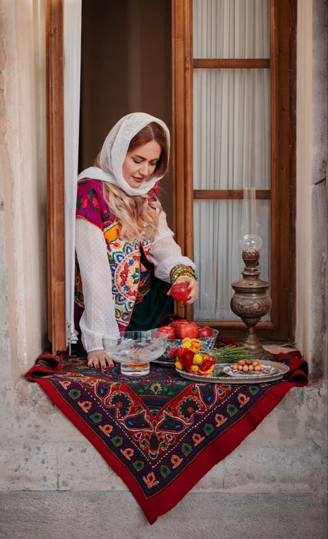 haft sin Shab Yalda Decoration, Persian Women, Iran Culture, Iran Pictures, Abstract Wall Art Painting, Iranian Architecture, Iranian Fashion, Iranian Beauty, Tehran Iran