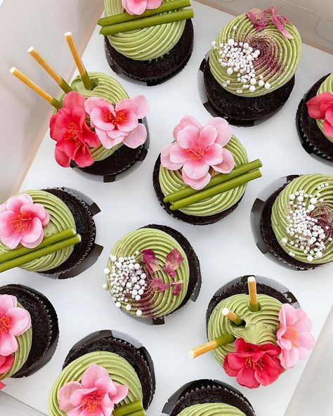 Decorate Chocolate Cupcakes, Fruit Decorated Cupcakes, Cupcake Decorations Ideas, Matcha Themed Party, Cute Sweets, Matcha Cake Pops, Matcha Deserts, Matcha Pastries, Strawberry Matcha Cupcakes