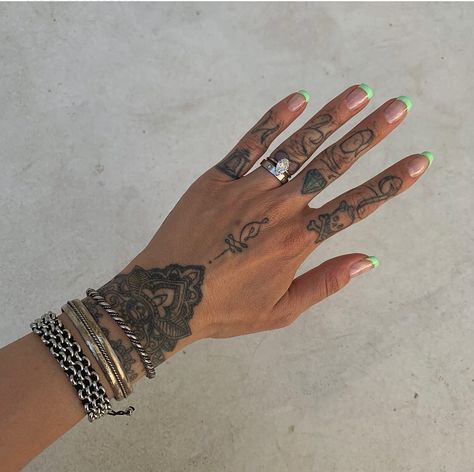 Rihanna Wrist Tattoo, Hand Tattoos Large, Henna Wrist Tattoo Designs, Hand Mandela Tattoos, Hand Tattoos Masculine, Fine Line Hand Tattoos For Women, Henna Wrist Tattoo, Aesthetic Hand Tattoos, Womens Hand Tattoos