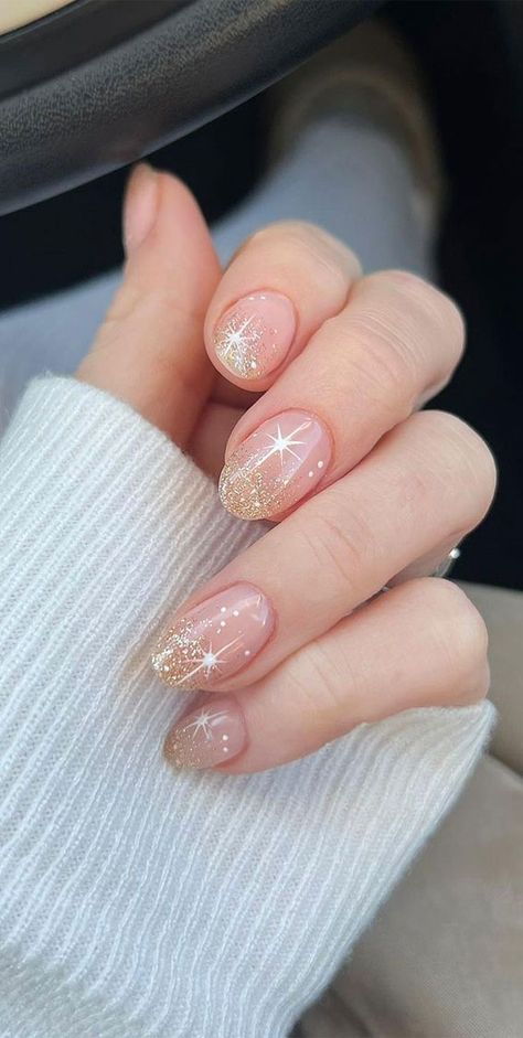 star nails, starburst nails, nail trends, starburst acrylic nails, star nails design, star nails y2k, nail art with stars Gold Holiday Nails, Nye Nails, New Years Nail Designs, Ombre Glitter, Plaid Nails, Manicure Gel, Her Nails, Ombre Nail Designs, Christmas Nails Acrylic