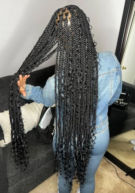 Birthday House Party Outfit Women, Twist With Curly Pieces, Small Senegalese Twist With Curls, Sinagalease Twist Long, Braided Hairstyles That Last Long, Knotless Island Twist With Curls, Small Island Twist Hairstyle, Knotless Senegalese Twist With Curls, Seneglase Twists