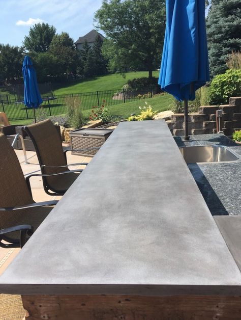 Concrete Bar Top, Concrete Countertop Ideas, Outdoor Concrete Countertops, Rooftop Vibes, Concrete Bar, Bar Counter Design, Concrete And Wood, Outdoor Cooking Area, Bar Tops