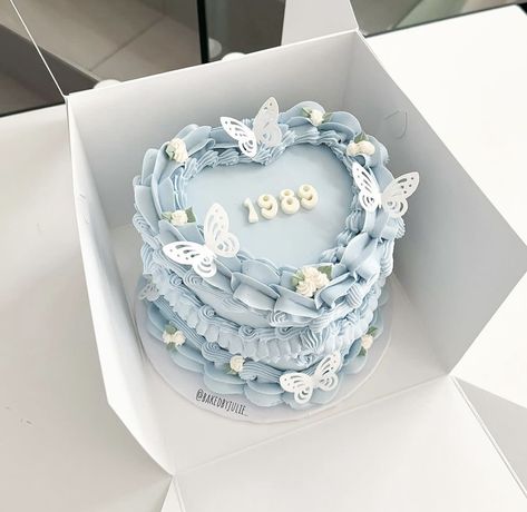 19 Years Birthday Cake, Light Blue Cake, Heart Birthday Cake, Blue Birthday Cakes, Heart Shaped Cake, Vintage Birthday Cakes, Sweet 16 Birthday Cake, Heart Cakes, 16 Birthday Cake