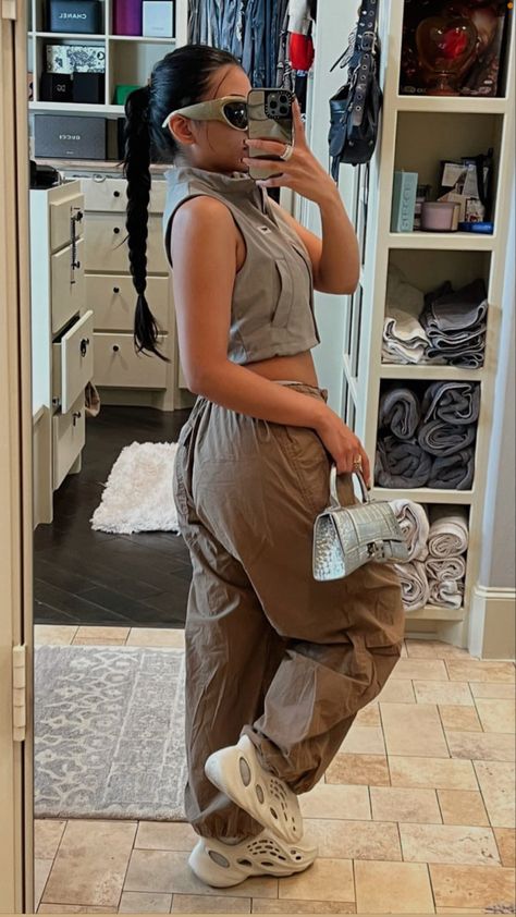 cargo pants outfit with yeezy foam runner shoes Yeezy Shoes Outfit, New Era Outfit, Yeezy Slides Outfit, Yeezy Outfit Women, Runners Outfit, Yeezy Foam Runner, Looks Adidas, Runner Shoes, 90s Outfits