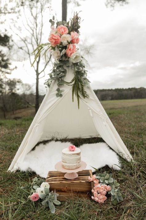 Teepee First Birthday Pictures, First Birthday Teepee Photoshoot, Spring 1st Birthday Photo Shoot, Birthday In Nature Photos, 1 Year Smash Cake Girl, First Birthday Photo Shoot Ideas Outdoor 1 Year, Boho One Year Old Photoshoot, 1 Year Girl Photoshooting Ideas, First Birthday Outside