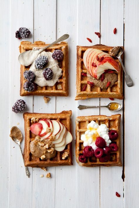 Summer waffles 4 ways - 4 simple and delicious waffle toppings for your waffle… Wafel Recipes, Food Photography Breakfast, Brunch Vegetarian, Brunch Photography, Oat Waffles, Waffle Ingredients, Banana Oat, Breakfast Waffles, Waffle Toppings