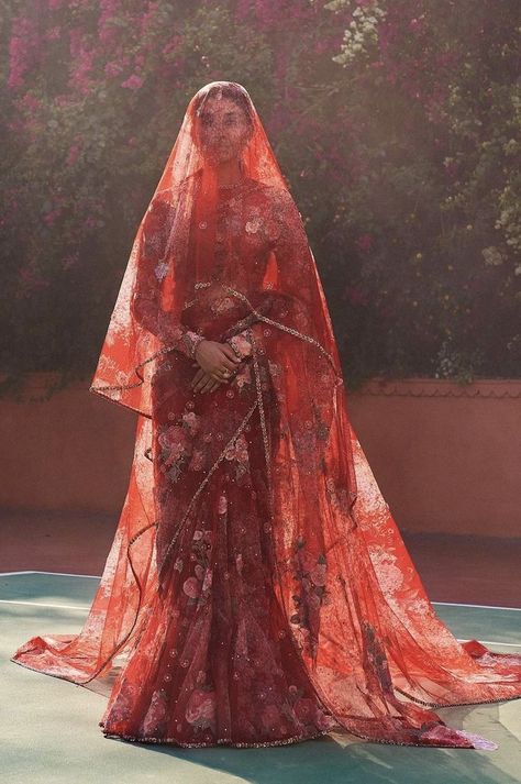 Bridal Dress Pakistani, Red Saree Wedding, Sabyasachi Bridal, Sabyasachi Mukherjee, Pakistani Bridal Dress, Dress Pakistani, Wedding Lehenga Designs, Indian Bride Outfits, Latest Bridal Dresses