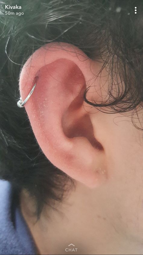 Men Piercings Ideas, Pearcing Ideas Men, Guys With Helix Piercing, Guy Helix Piercing, Mens Ear Piercing Ring, Men's Ear Piercings, Mens Earings Styles, Men’s Ear Piercing Cartilage, Male Helix Piercing