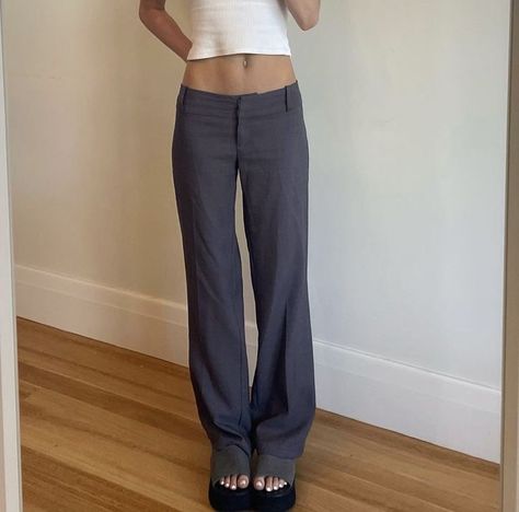 Low Waist Baggy Pants Outfit, Baggy Grey Trousers Outfit, School Trousers Aesthetic, Grey Low Waist Pants, Low Waist Suit Pants Outfit, Low Rise Black Trousers, Low Rise Office Pants, Low Waist Tailored Pants, Low Rise Wide Leg Pants