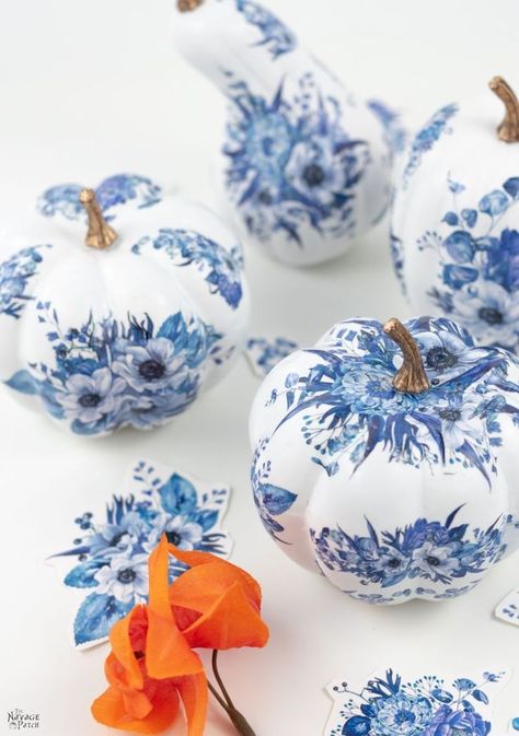 Blue Pumpkin Decor, Porcelain Aesthetic, Blue And White Pumpkins, Bathroom Porcelain, Kitchen Porcelain, Pumkin Decoration, Navage Patch, Decoupage Pumpkins, Pumpkins Diy