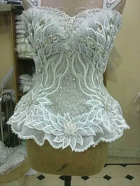 Corsets:  Gorgeous #Corset. Corsets, Pola Korset, White Lace Corset, فستان سهرة, Corsets And Bustiers, Corset Lingerie, Lace Corset, Fantasy Fashion, Fesyen Wanita