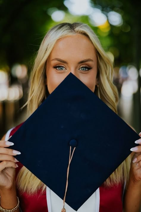 Graduation Poses For Females, Picture Poses Graduation, Simple Graduation Poses, Graduation Shoots Ideas, Graduations Ideas Photo, High School Graduation Inspo Pics, College Portraits Graduation Pictures, Graduation Cap And Gown Pics, Grad Portrait Ideas