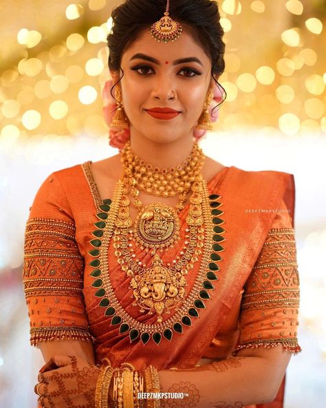 Bridal Blouse Kerala Hindu, Kerala Wedding Saree Collection, Bride Blouse Designs India, Kerala Bridal Look, Hindu Bridal Hairstyles Kerala, Taekook Pictures, Bridal Hairdos, Kerala Hindu Bride, Shaadi Outfits